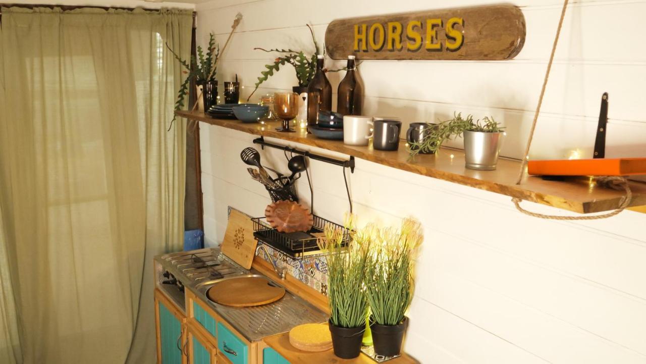 Quirky Vintage Horsebox Conversion With Stunning Views Of Ardingly Reservoir Balcombe Esterno foto