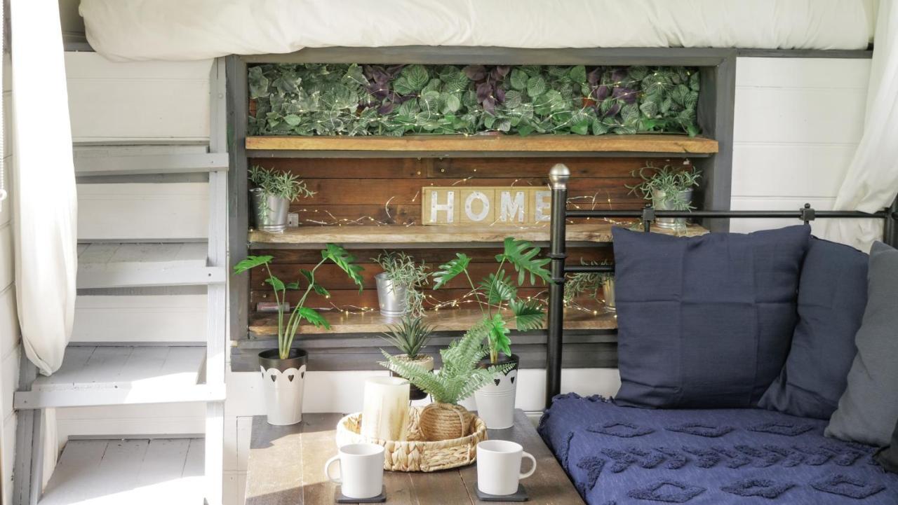 Quirky Vintage Horsebox Conversion With Stunning Views Of Ardingly Reservoir Balcombe Esterno foto