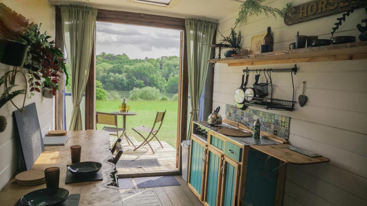 Quirky Vintage Horsebox Conversion With Stunning Views Of Ardingly Reservoir Balcombe Esterno foto